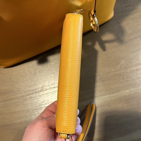 Micheal Kors Tote w/ clutch wallet - Picture 10 of 11